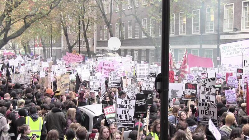 Londra'da parasız eğitim protestosu