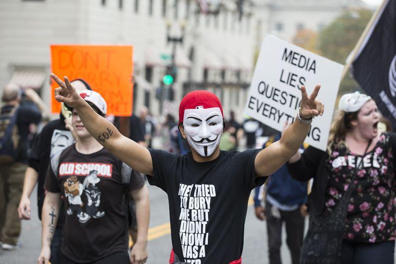 ABD'de ve İngiltere'de maskeli 'kapitalizm' protestosu