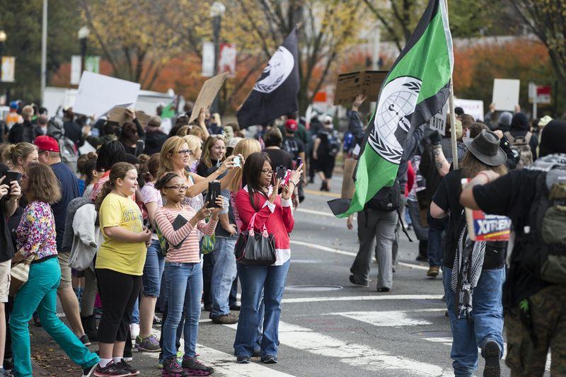 ABD'de ve İngiltere'de maskeli 'kapitalizm' protestosu