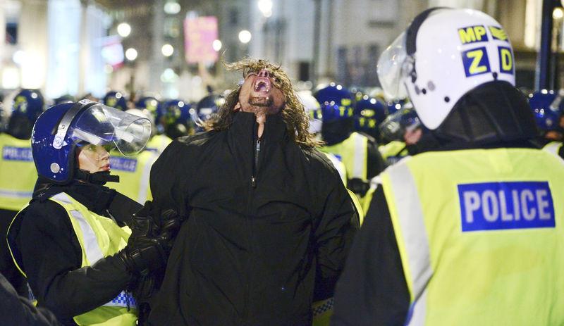 ABD'de ve İngiltere'de maskeli 'kapitalizm' protestosu