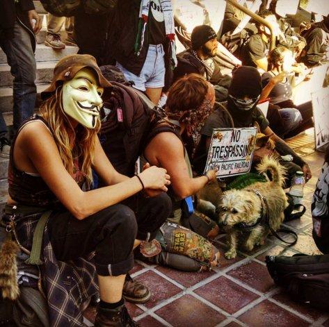 ABD'de ve İngiltere'de maskeli 'kapitalizm' protestosu