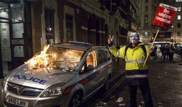 ABD'de ve İngiltere'de maskeli 'kapitalizm' protestosu