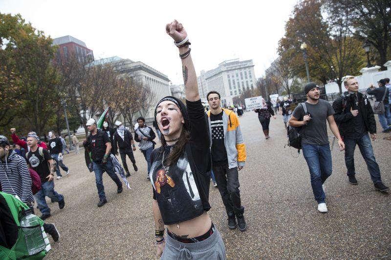 ABD'de ve İngiltere'de maskeli 'kapitalizm' protestosu