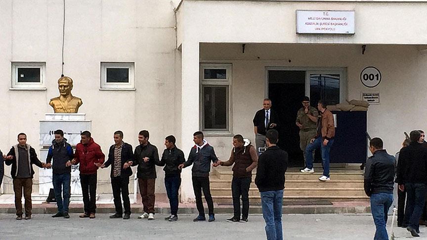 Askere giden Vanlı gençler Kürtçe-Türkçe halayla uğurlandı