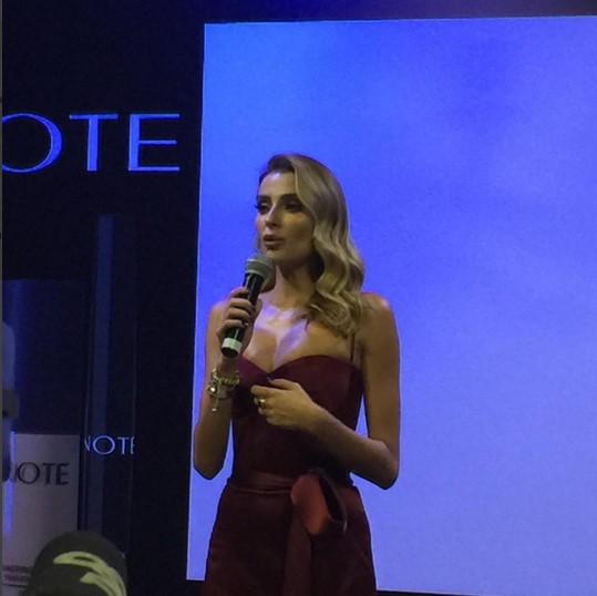 Özge Ulusoy kutudan çıktı