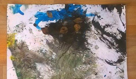 Finlandiya'da dev ayı resim çizdi