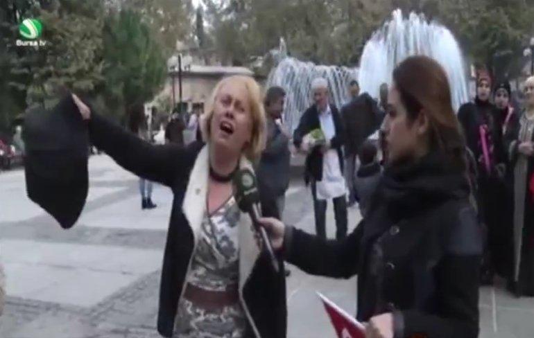 Atatürk şiiri okurken kendinden geçen kadın