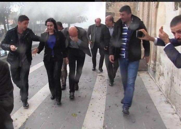 Figen Yüksekdağ su dolu hendeğe düştü esprisi