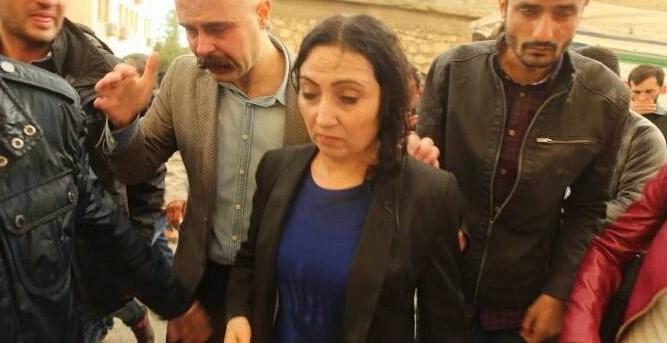 Figen Yüksekdağ sırılsıklam oldu