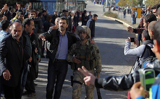 Silvan'da askere hakaret ettiler