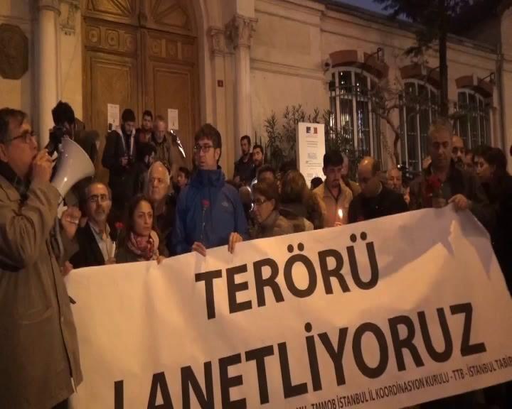 Taksim'de Paris'te ölenler için mum yaktılar