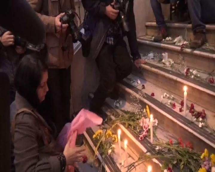 Taksim'de Paris'te ölenler için mum yaktılar