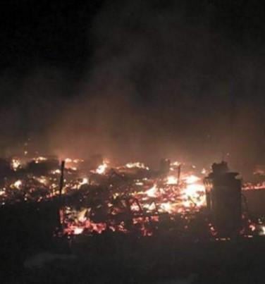 Paris'te mülteci kampı ateşe verildi