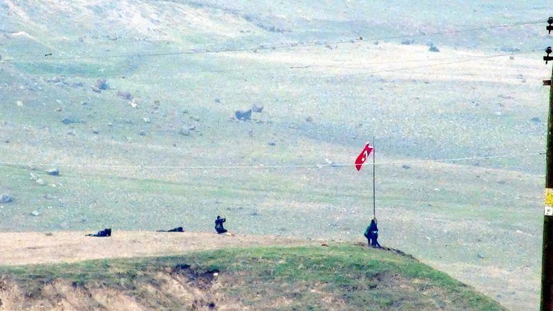 Cizre'de Çarkendal Tepesi'ndeki PKK flaması indirildi
