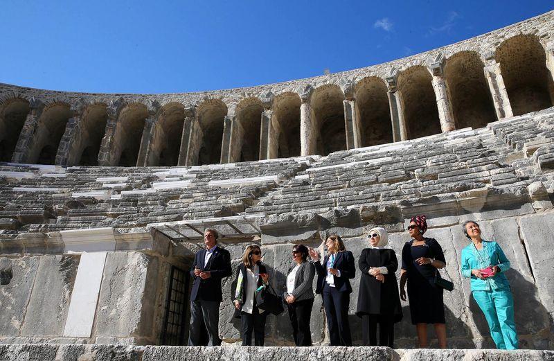 Emine Erdoğan lider eşlerine Antalya'yı gezdirdi