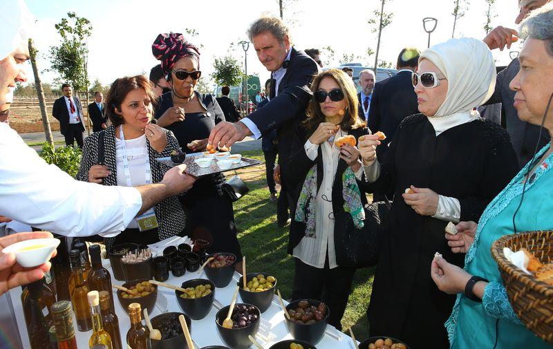 Emine Erdoğan lider eşlerine Antalya'yı gezdirdi
