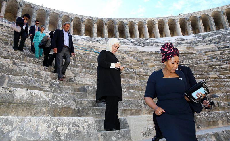 Emine Erdoğan lider eşlerine Antalya'yı gezdirdi