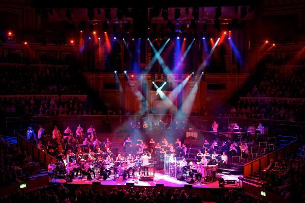 İngiliz Kraliyet Filarmoni Orkestrası Sezen