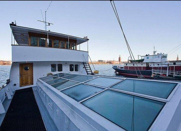 Hurda tekne saraya çevrildi