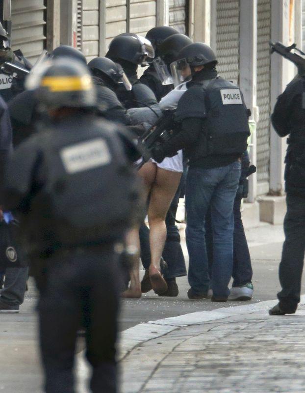 Fransız polisi şüpheliyi çıplak gözaltına aldı