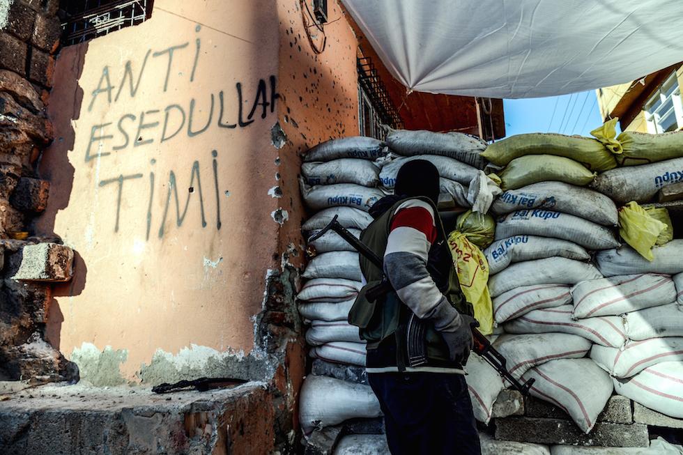 Diyarbakır'da hendek arkasındaki silahlı teröristler
