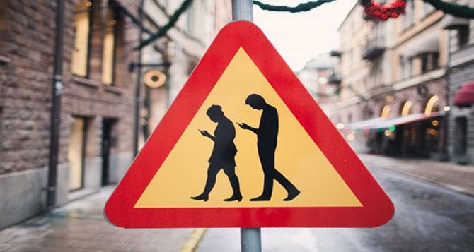 İsveç'te telefon bağımlısı trafik levhası