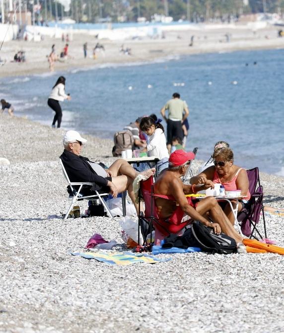 Marmara'da fırtına Antalya'da deniz keyfi