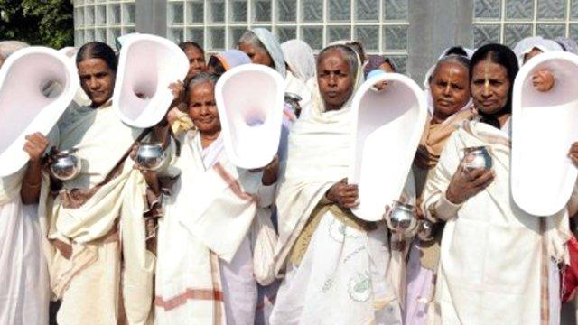 Hindistanlı kadınlardan toplu tuvalet yapma tehdidi