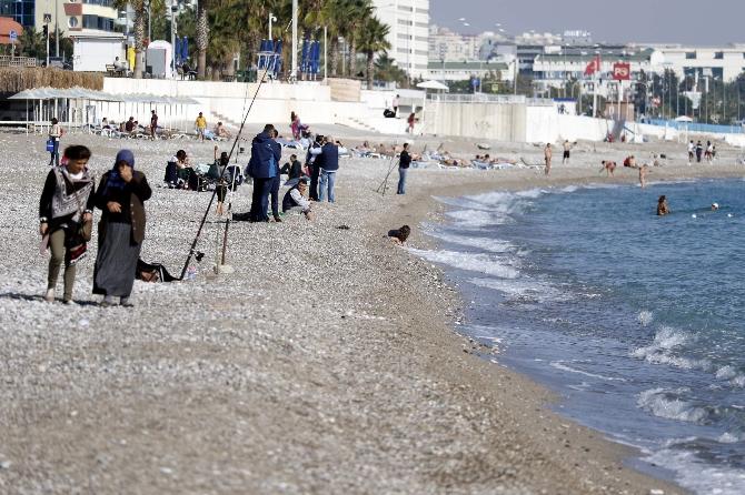 Marmara'da fırtına Antalya'da deniz keyfi