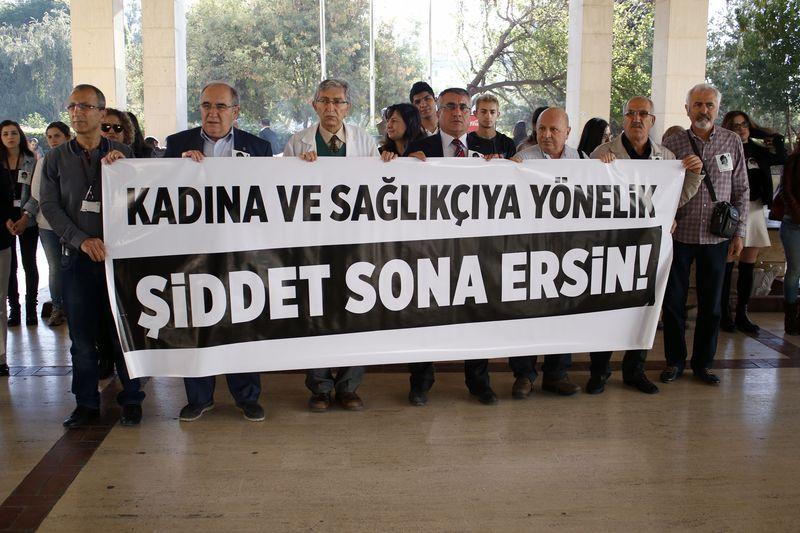 Sağlık çalışanlarından 'şiddet' protestosu