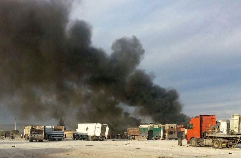 Rus jetleri Azez'de yardım tırlarını vurdu