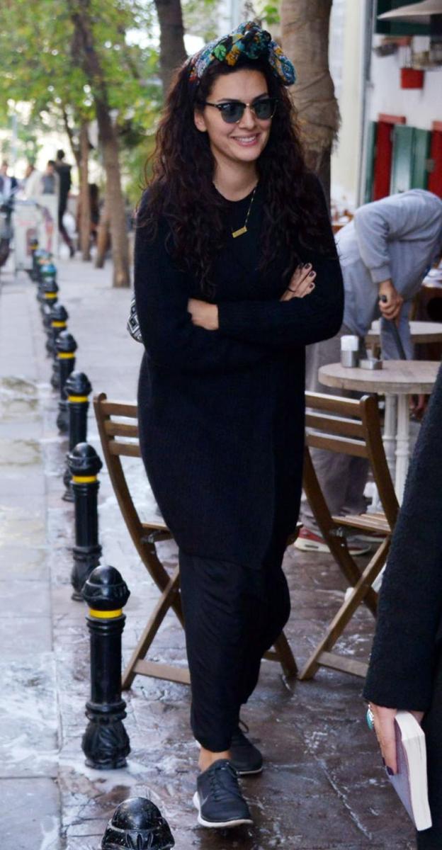 Şalvarlı Bergüzar Korel