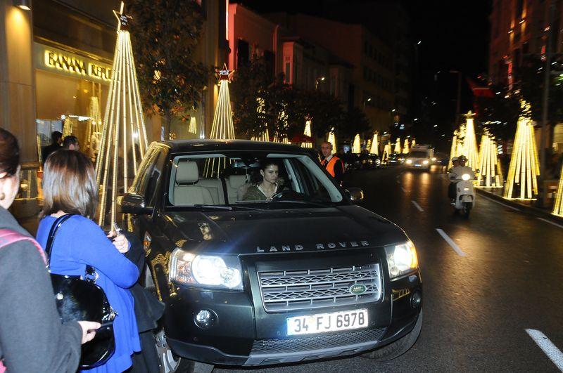 Beren Saat devrimci montuyla Nişantaşı'nda