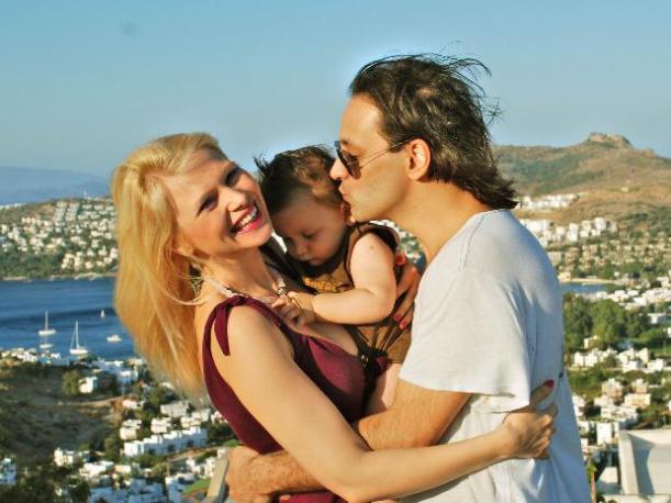 Duman'ın solisti Kaan Tangöze sevgilisiyle yakalandı