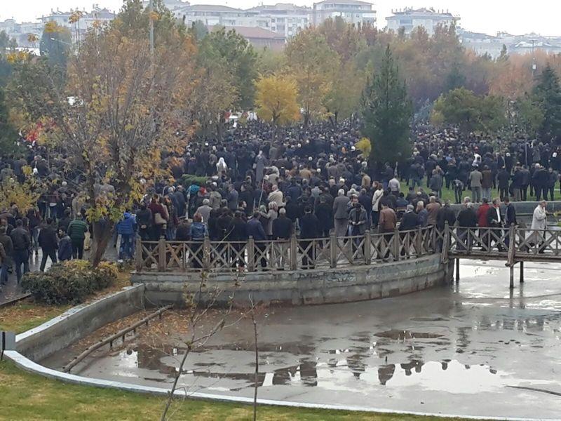 Tahir Elçi'nin cenazesinde PKK flaması taşıdılar