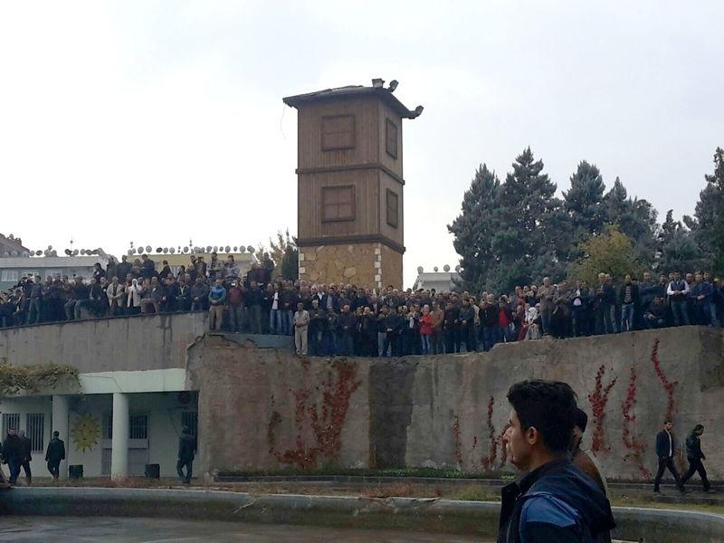 Tahir Elçi'nin cenazesinde PKK flaması taşıdılar