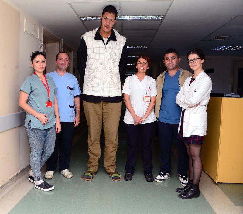 Beynindeki tümör yüzünden boyu uzuyor