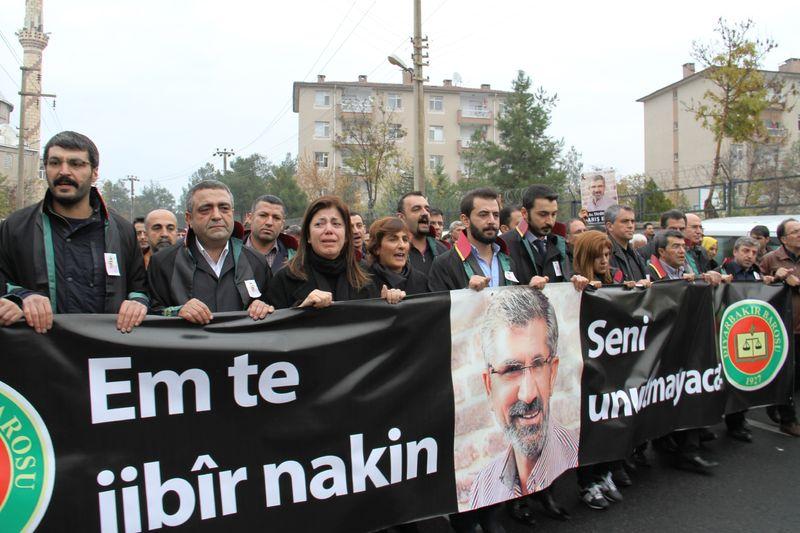 Tahir Elçi'nin cenazesinde PKK flaması taşıdılar