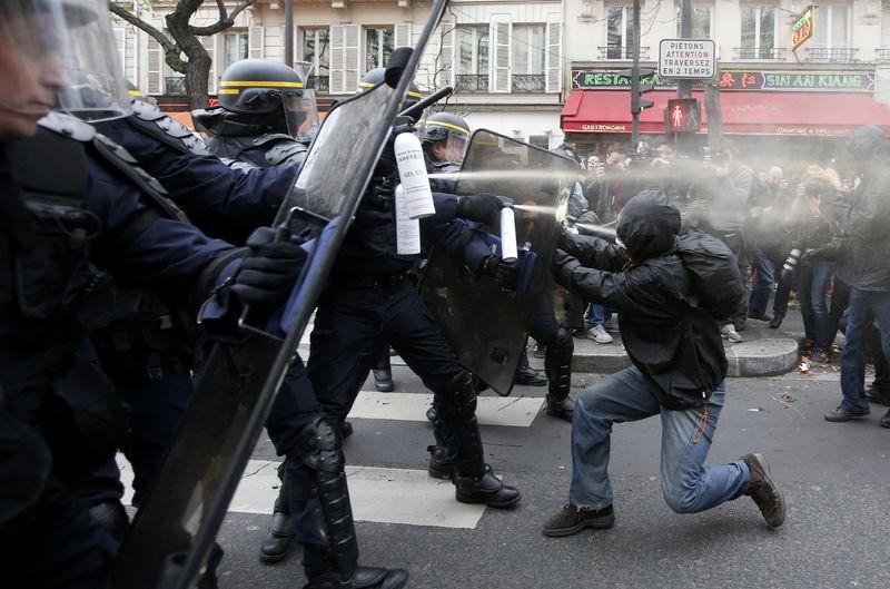 Paris'teki COP21 gösterisinde sert polis müdahalesi
