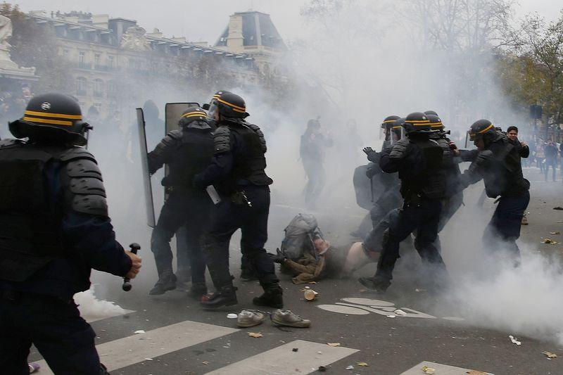 Paris'teki COP21 gösterisinde sert polis müdahalesi