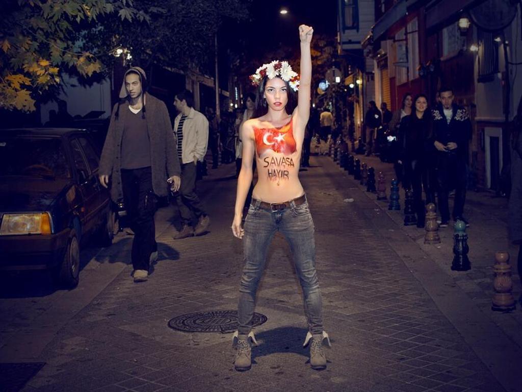 Türk FEMEN Can Dündar için soyundu