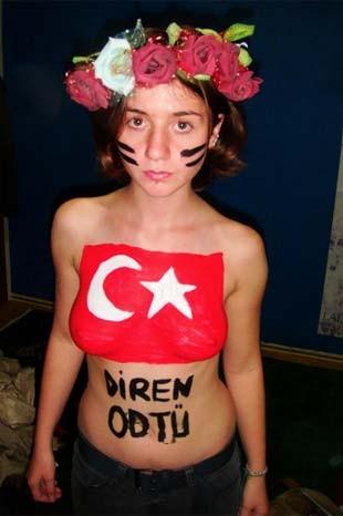 Türk FEMEN Can Dündar için soyundu