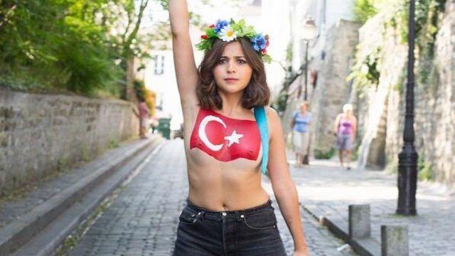 Türk FEMEN Can Dündar için soyundu
