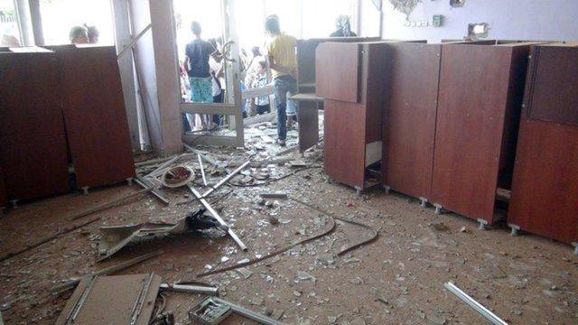 Asker, kendisini ölümden kurtaran miğferiyle nöbette