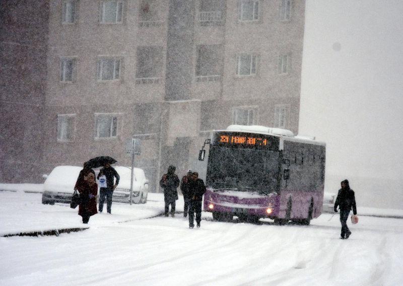 Hakkari'de mevsimin ilk karı yağdı