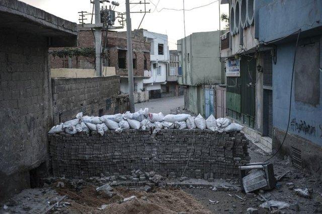 Asker, kendisini ölümden kurtaran miğferiyle nöbette