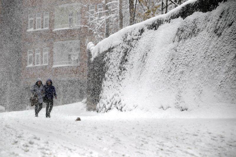 Hakkari'de mevsimin ilk karı yağdı