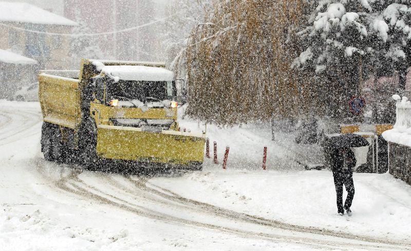 Hakkari'de mevsimin ilk karı yağdı