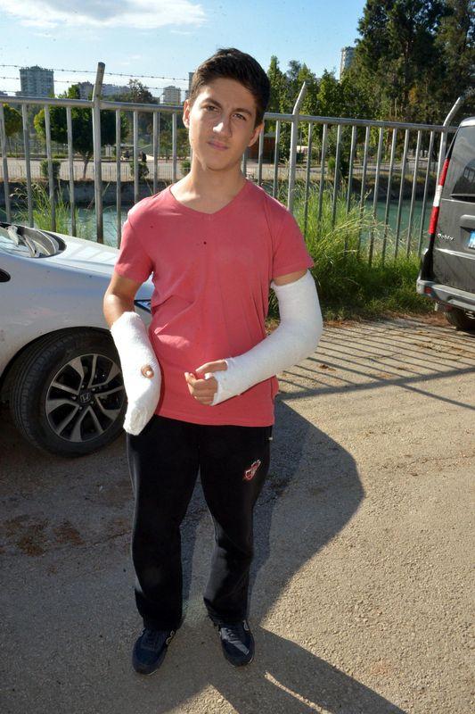 Pitbull cinsi köpeğine tekme atan gence satırla saldırdı