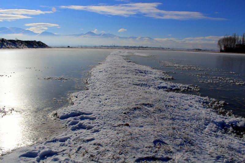Erzurum'da soğuktan gölet ve dereler dondu